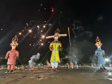 રાજકોટમાં સૌરાષ્ટ્રના સૌથી મોટા રાવણના પૂતળાનુ દહન કરાયું