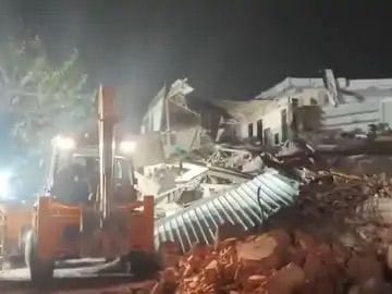 દિલ્હીમાં મોડી રાત્રે પોલીસ-MCD ટીમ પર પથ્થરમારો